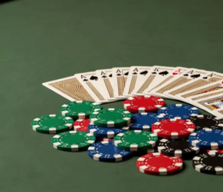 Detail pokerového stolu se žetony a kartami během stylového večerního eventu